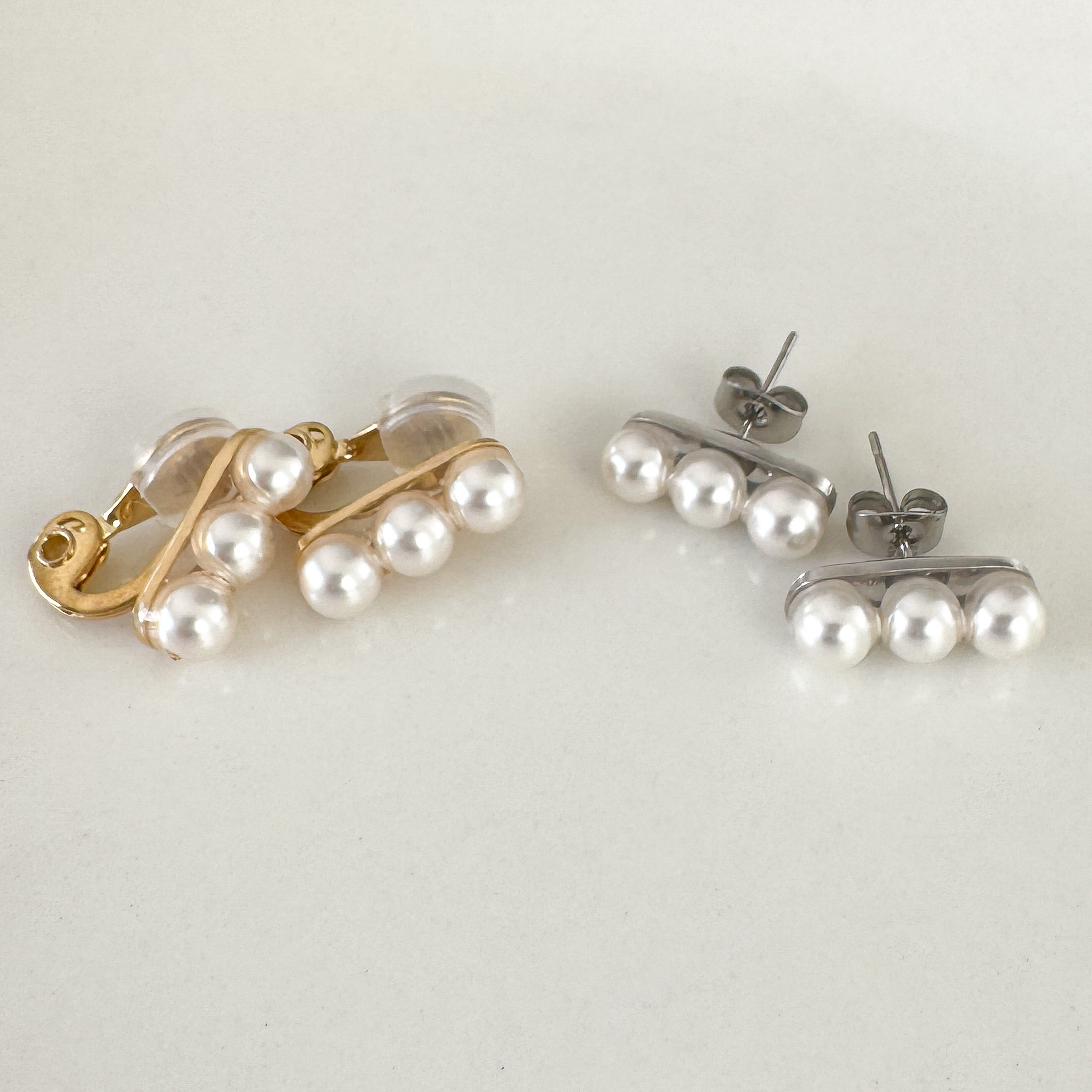 スワロフスキーパール三連ピアス/痛みの無いクリップ式イヤリング〈ゴールド・シルバー〉